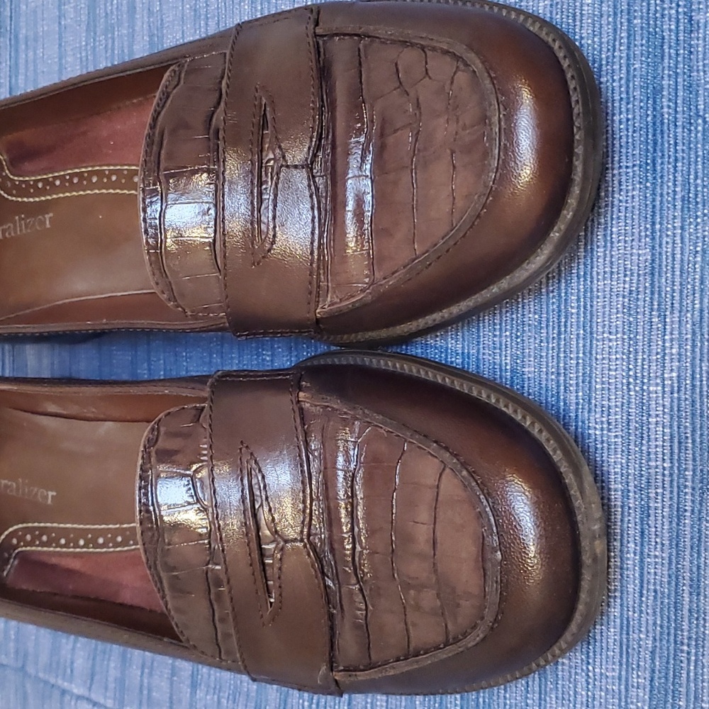 NATURALIZER Faux Croc Heeled Loafer